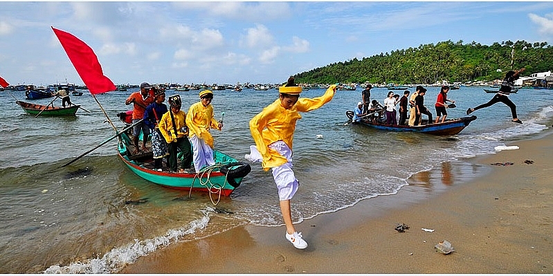 Người dân chở du khách tham quan.