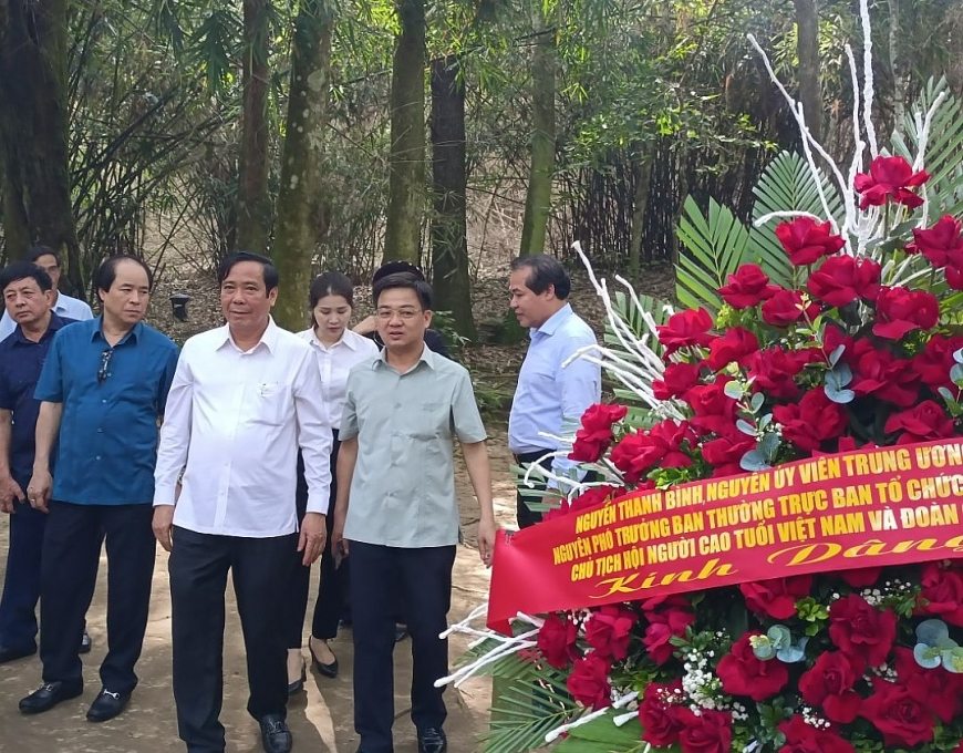 Lãnh đạo Trung ương Hội NCT Việt Nam viếng đền thờ Bác Hồ và thăm quan các di tích lịch sử tại Tuyên Quang