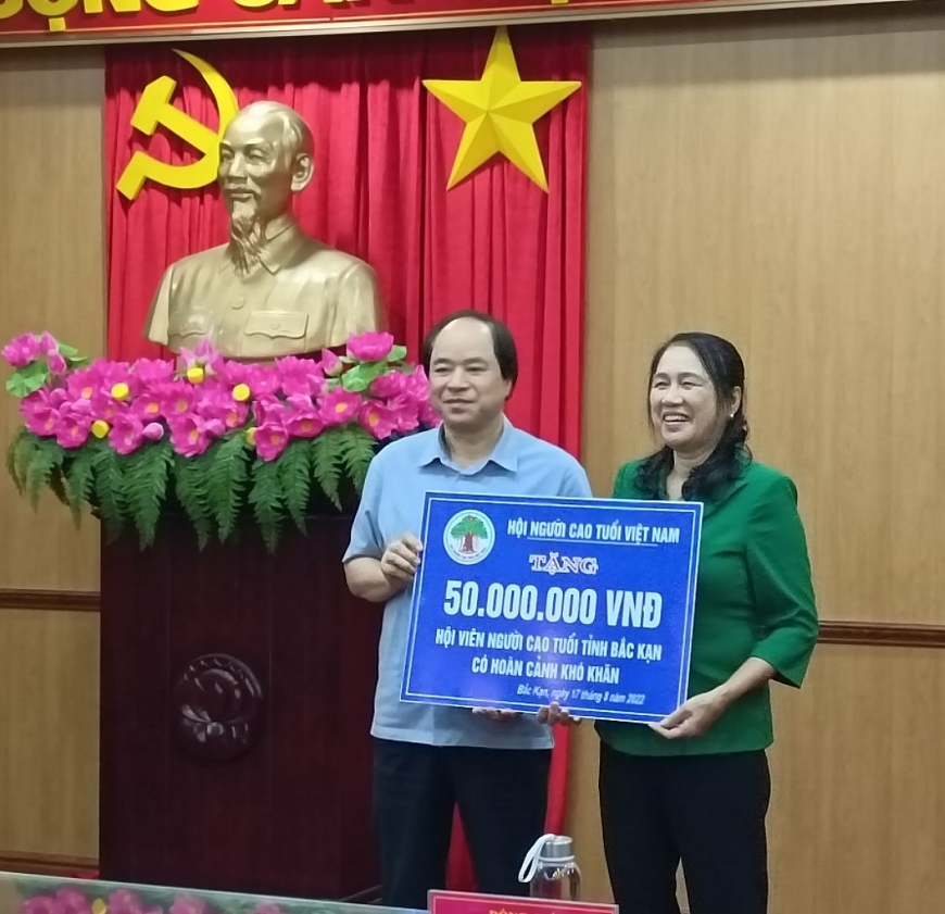 5. Trung ương Hội NCT Việt Nam trao tặng 50 triệu đồng hỗ trợ NCT có hoàn cảnh đặc biệt khó khăn của tỉnh Bắc  Kạn.jpg