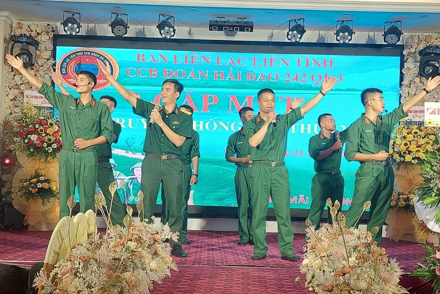 Một tiết mục văn nghệ chào mừng buổi gặp mặt CCB Lữ đoàn 242.