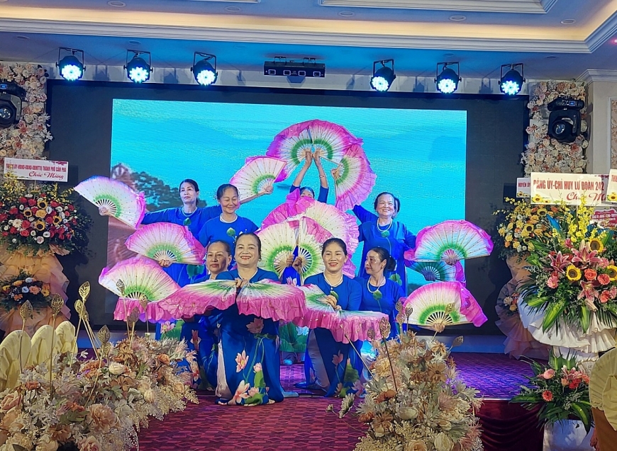 Chương trình biểu diễn múa (tự biên tự diễn) chào mừng buổi gặp mặt CCB Lữ đoàn 242. 