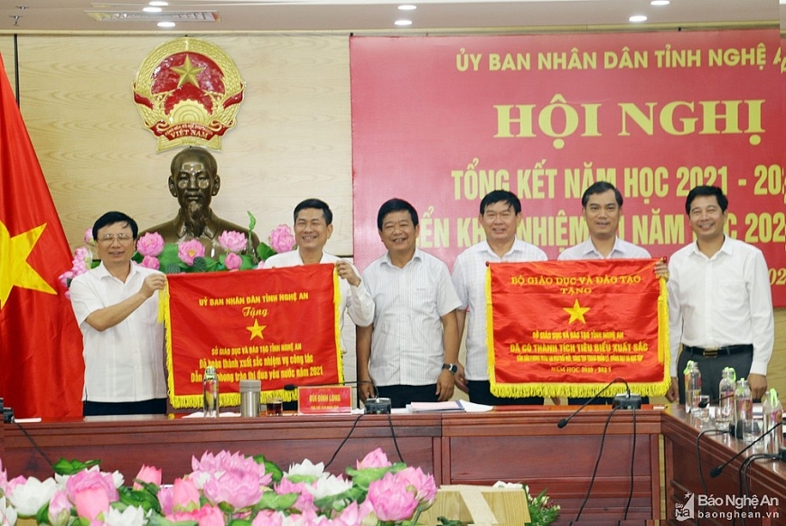 Tặng Cờ Thi đua xuất sắc của Bộ Giáo dục và Đào tạo, cờ của UBND tỉnh cho Sở Giáo dục và Đào tạo Nghệ An.