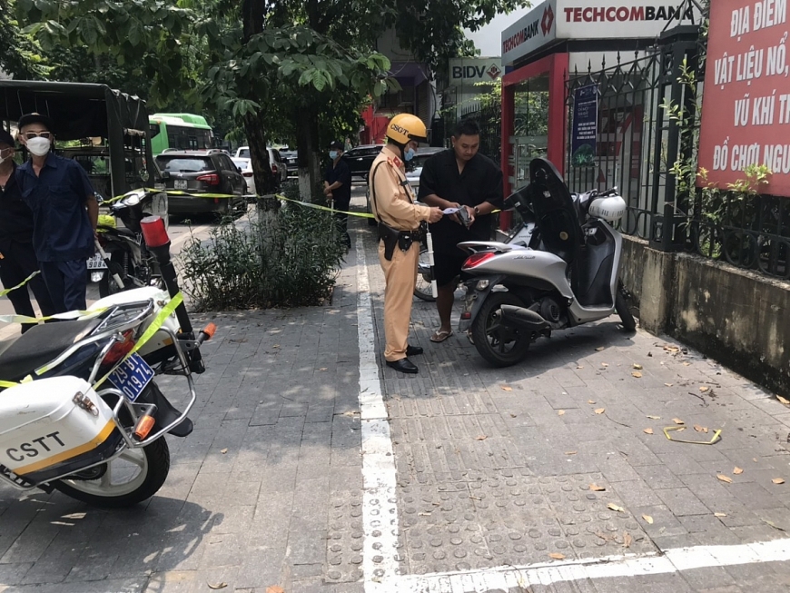 Lực lượng chức năng tiến hành kiểm tra, xử lý vi phạm TTATGT