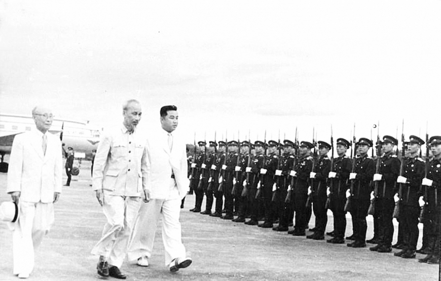Ngày 8/7/1957, Lễ đón Chủ tịch Hồ Chí Minh dẫn đầu Đoàn đại biểu Đảng, Chính phủ Việt Nam thăm hữu nghị Cộng hòa Dân chủ Nhân dân Triều Tiên từ ngày 8-12/7/1957.