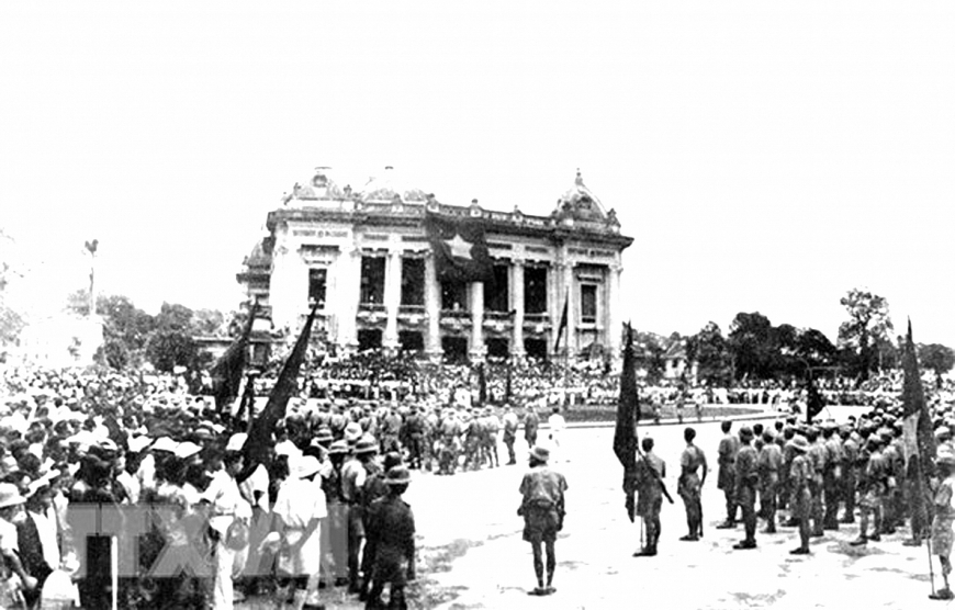 Các đội quân du kích từ các chiến khu tiến về Hà Nội, tập trung trước Nhà hát lớn, ngày 30/8/1945. Ảnh tư liệu