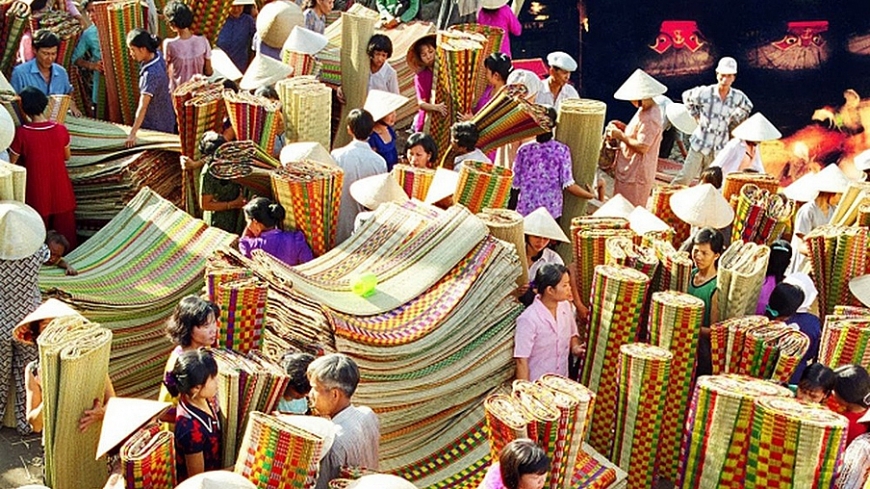 Chợ chiếu Định Yên