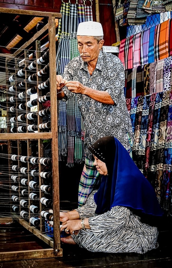 Người Chăm Châu Giang ở An Giang làm nghề dệt trang phục.