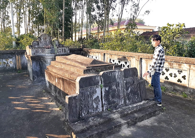 4.	Lăng mộ cụ Thám hoa Nguyễn Đức Đạt trên núi Vàng, xã Khánh Sơn