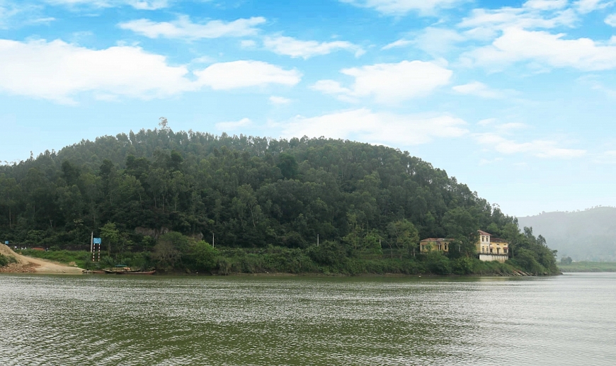 Núi Đồn bên dòng sông Lam