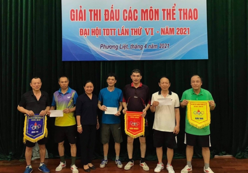 Ông Nguyễn Đăng Trình (người ngoài cùng bên phải) nhận giải Nhì thi đấu bóng bàn của phường năm 2021.