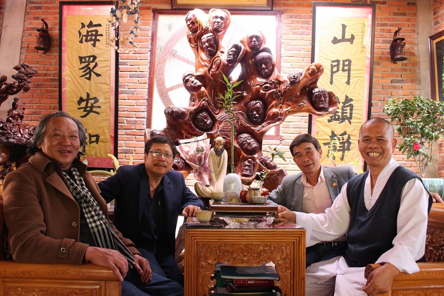 Đại đức Thích Vạn Trí (ngoài cùng, bên phải) và nhạc sĩ Đình Nghĩ (thứ 3, từ phải qua)