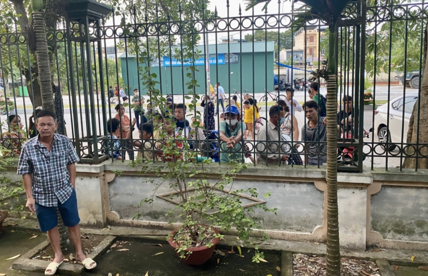 Nhiều người dân quan tâm đứng ở ngoài theo dõi phiên tòa.