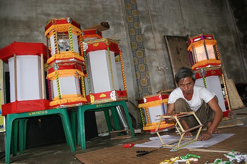  Nghệ nhân Vũ Văn Sinh dán và căn chỉnh chiếc tản đèn 
