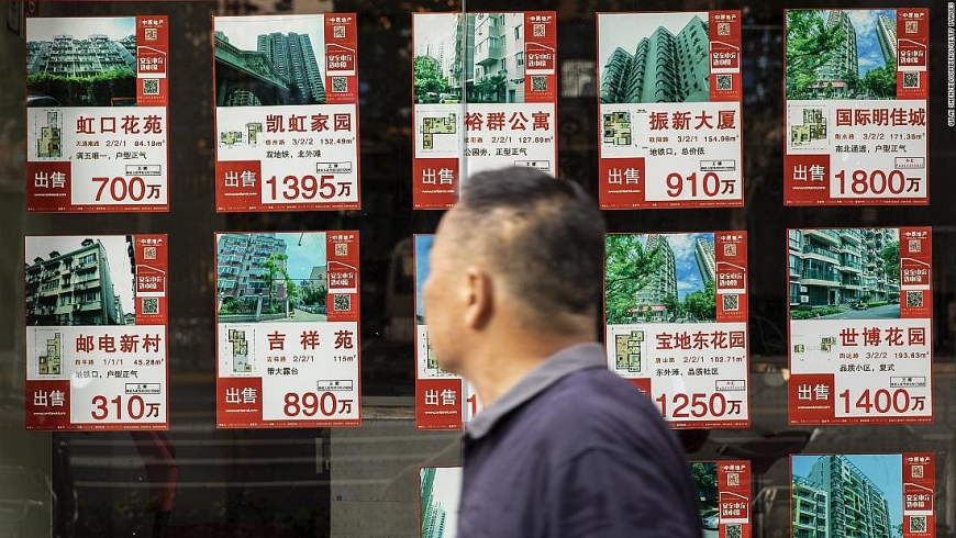 Danh sách các căn hộ rao bán được trưng bày tại một văn phòng bất động sản ở Thượng Hải, Trung Quốc, vào 30-8-2021
