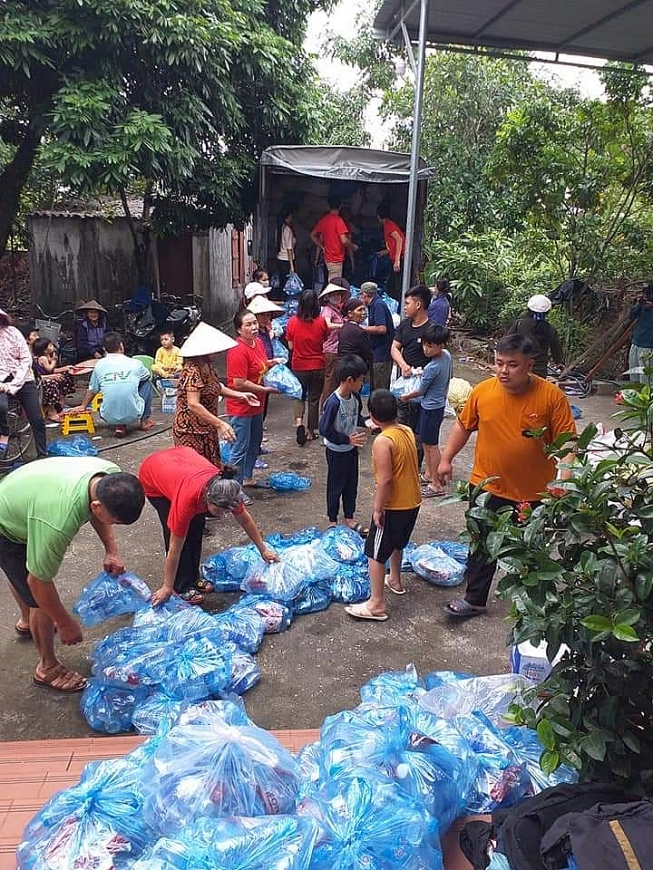 Bốc hàng lên xe chuyển vào miền                             Ông Vũ Hồng Thái lái xe Trung ủng hộ đồng bào bị bão lụt 