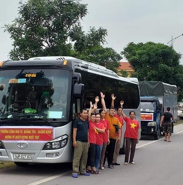 Ông Vũ Hồng Thái lái xe Trung ủng hộ đồng bào bị bão lụt                       bà Nguyễn Thị Ngữ (đứng thứ 2 từ trái sang)
