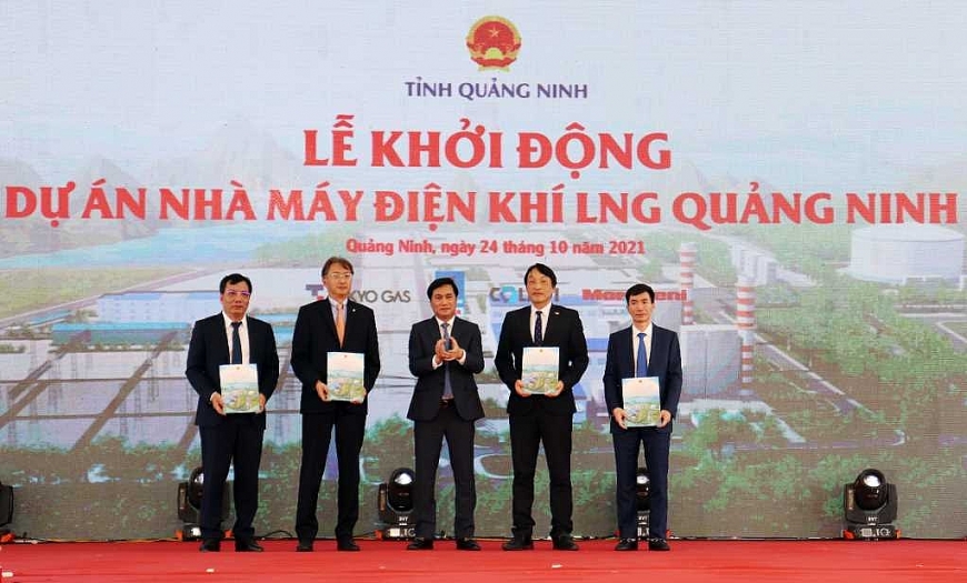 Đồng chí Nguyễn Tường Văn, Chủ tịch UBND tỉnh Quảng Ninh, trao giấy chấp nhận Dự án nhà máy điện khí LNG Quảng Ninh cho các nhà đầu tư.