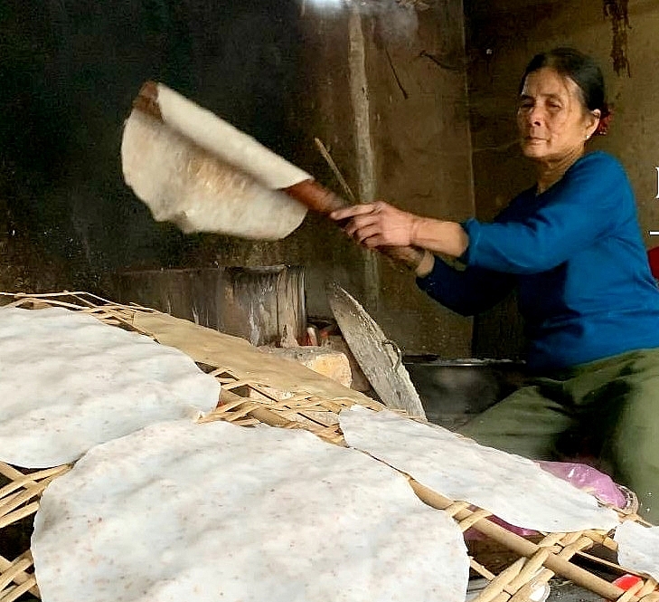 Bà Huệ tráng bánh đa