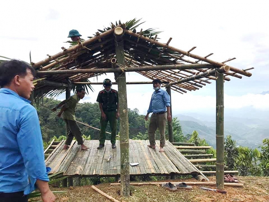 Dựng chòi trên đỉnh núi cập nhật thông tin và học online