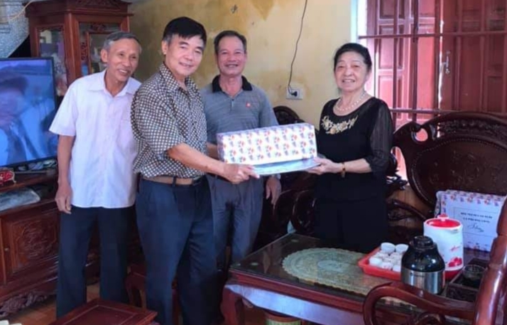 Ông Mạo (thứ hai trái sang) tặng quà hội viên trong “Tháng hành động vì NCT Việt Nam”