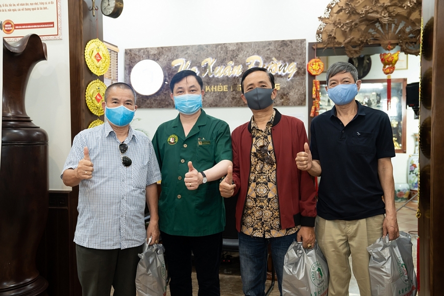 Các ông Phạm Quang Trung, Trần Quang Trung,  Trịnh Ngọc Bình chụp ảnh kỉ niệm cùng  TS-Lương y Phùng Tuấn Giang.