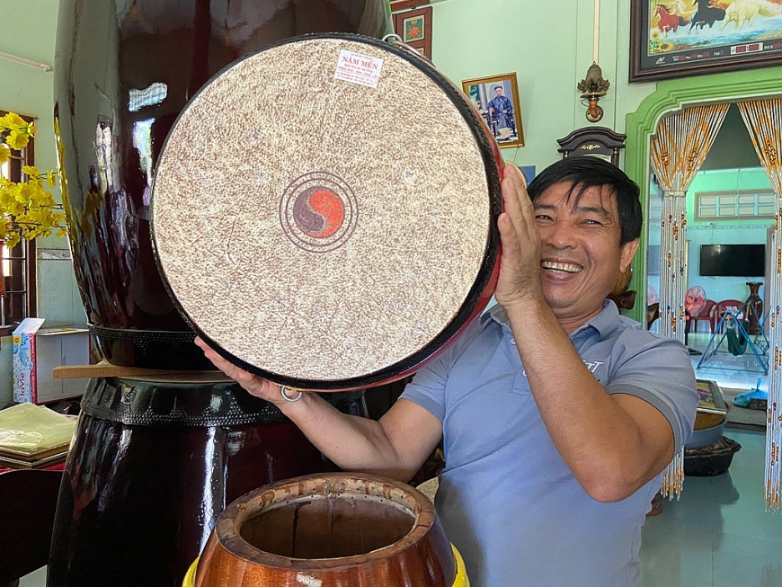 Nghệ nhân Tư An với sản phẩm do mình làm.