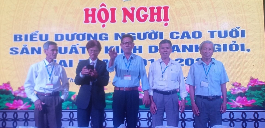 Ông Nguyễn Viết Từ (người đứng giữa ) tại Hội nghị tổng kết NCT “Sản xuất kinh doanh giỏi, giai đoạn 2018-2022” tỉnh Thừa Thiên Huế Ông Nguyễn Viết Từ (người đứng giữa ) tại Hội nghị tổng kết NCT “Sản xuất kinh doanh giỏi, giai đoạn 2018-2022” tỉnh Thừa Thiên Huế