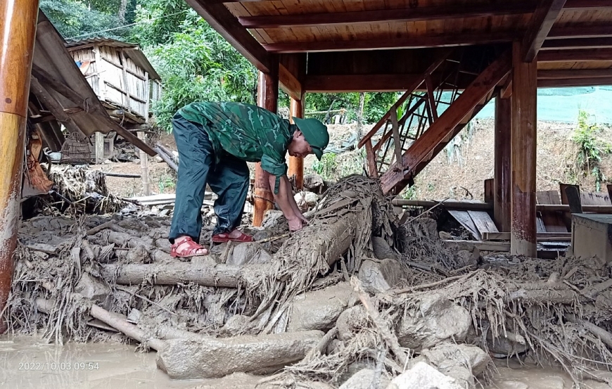 Bản làng trên vai người lính