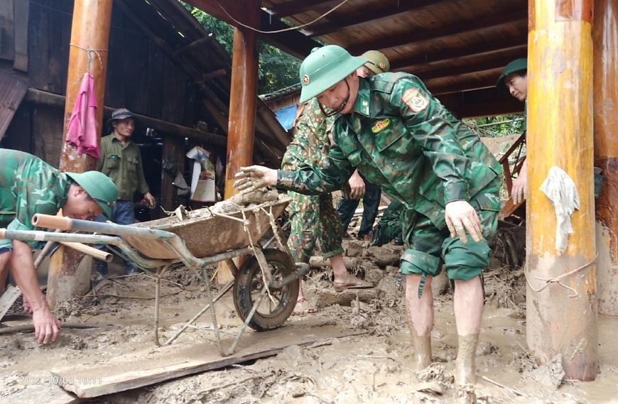 Bản làng trên vai người lính