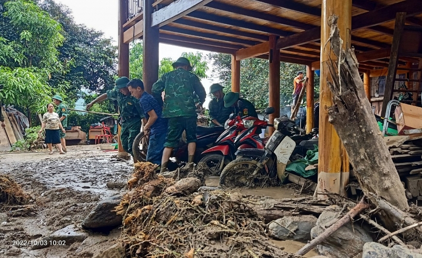Cán bộ, chiến sĩ các Đồn Biên phòng Nặm Cắn, Na Ngoi, Keng Đu, Mỹ Lý.. hỗ trợ người dân sau lũ quét