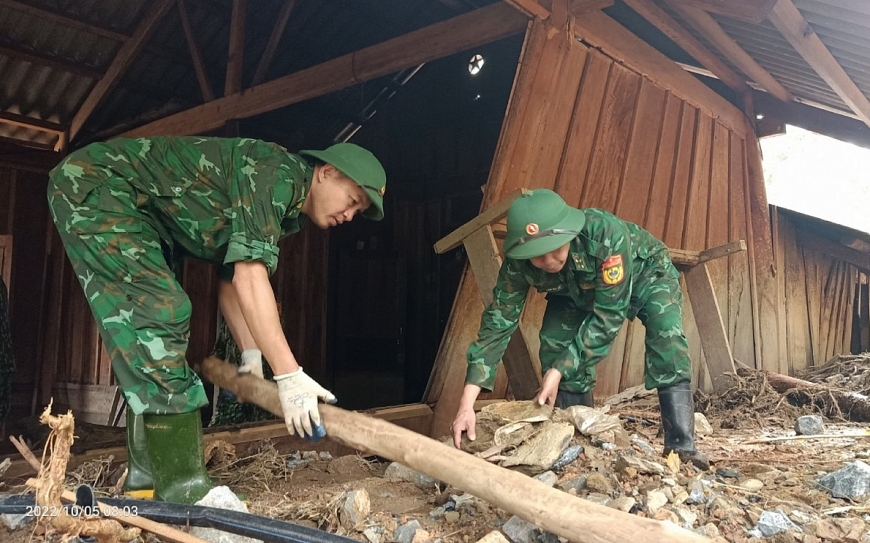 Bản làng trên vai người lính