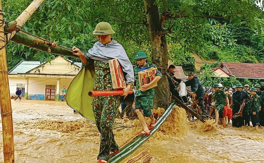 Bản làng trên vai người lính