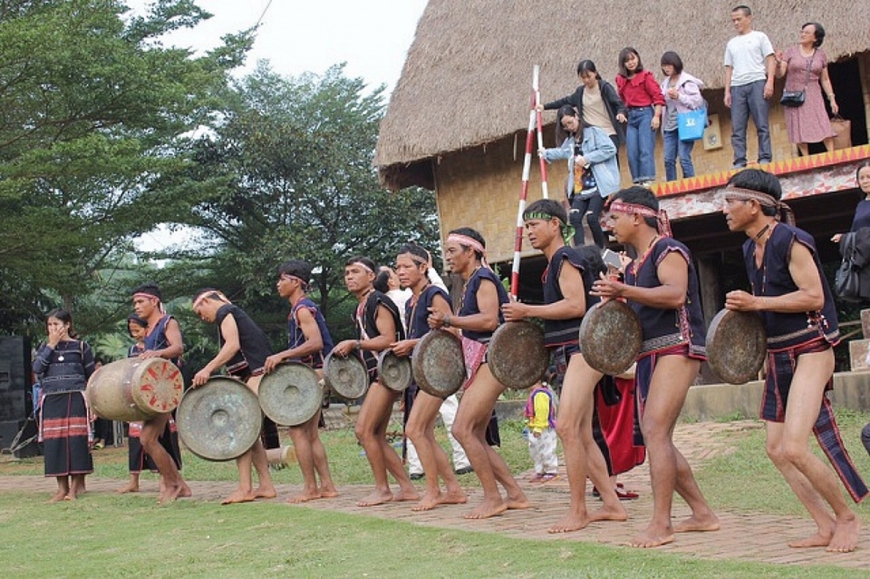 Chàng trai Ba Na làm homestay trả nghĩa buôn làng