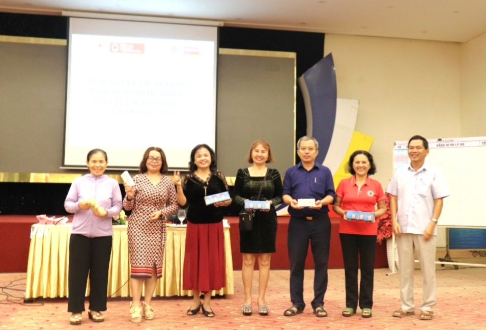 : Khen thưởng khuyến khích đội thắng cuộc trong buổi sinh hoạt