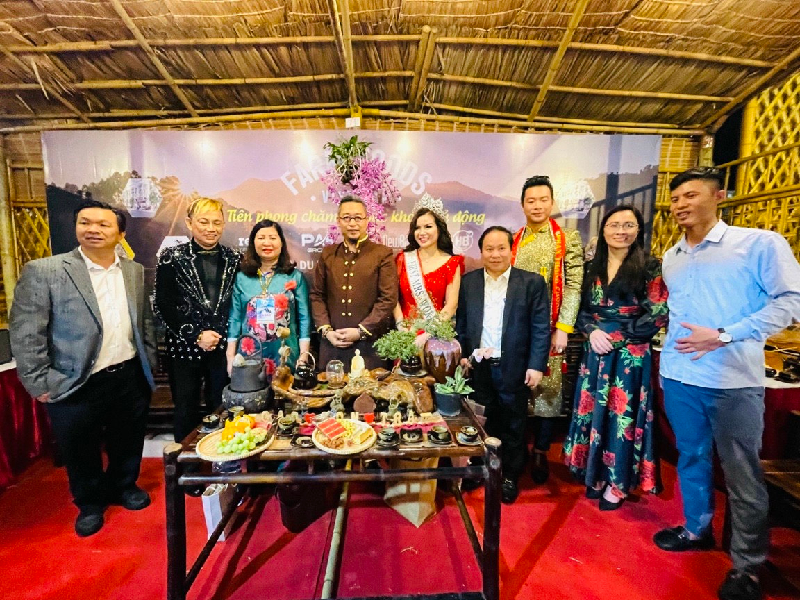 Gian hàng trà Lai Châu tại tuần lễ Văn hóa Du lịch tỉnh Lai Châu 2022 thu hút nhiều khách mời đặc biệt đế thưởng trà