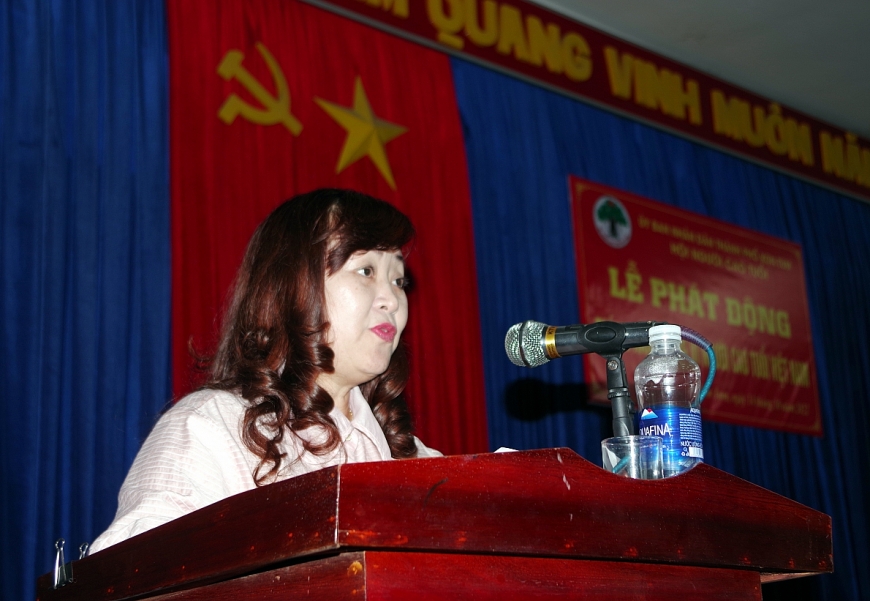 1-	Phó Chủ tịch UBND Thành phố KonTum - Dương Thị Hạnh phát biểu tại Lễ phát động.