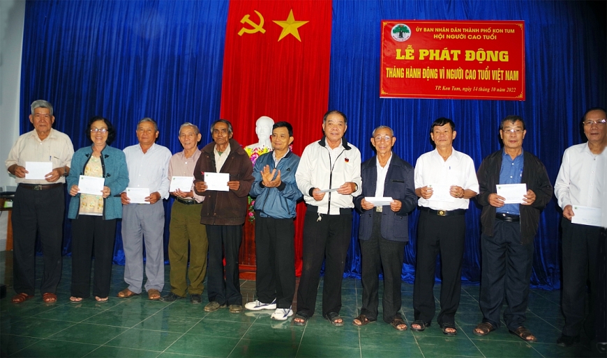 2-	Đồng chí Nguyễn Ngọc Ánh - Trưởng ban đại diện NCT Thành phố KonTum trao quà cho các hội viên NCT có thành tích xuất sắc.