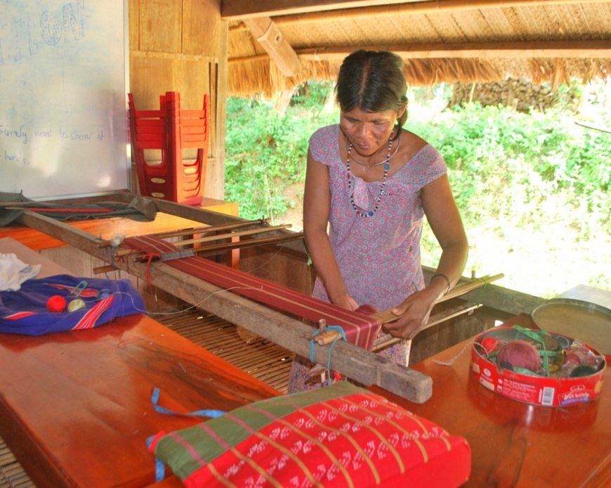 Làng dệt thổ cẩm của người Cơ Tu