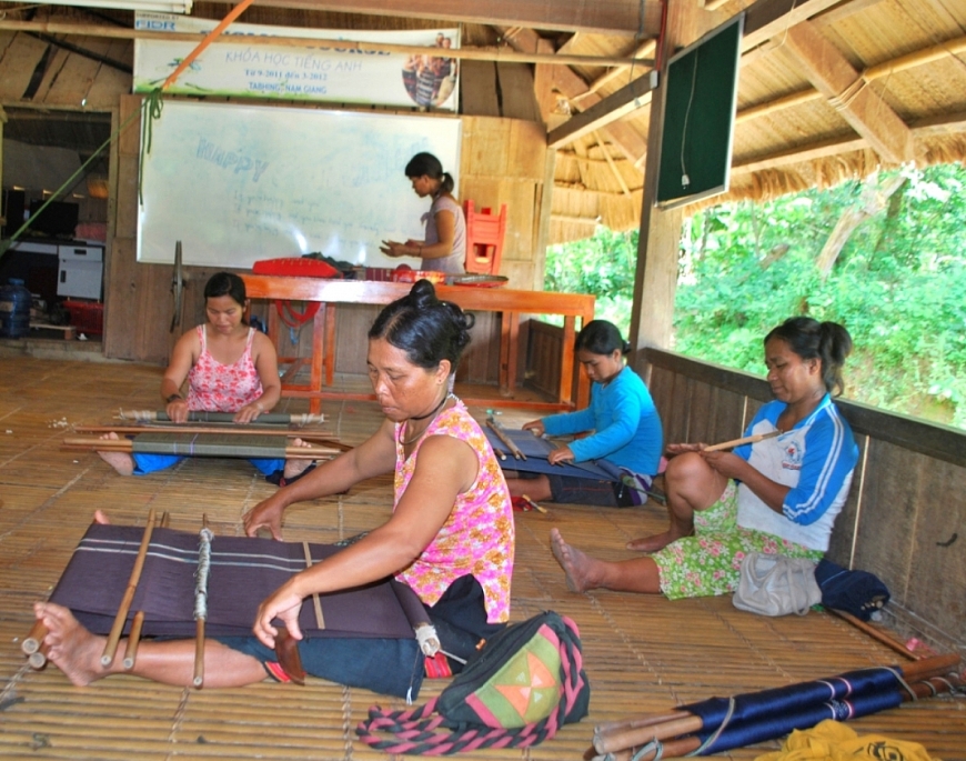 Làng dệt thổ cẩm của người Cơ Tu