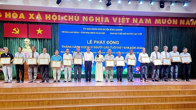 Trao quà và mừng thọ cho NCT có hoàn cảnh khó khăn trên địa bàn huyện