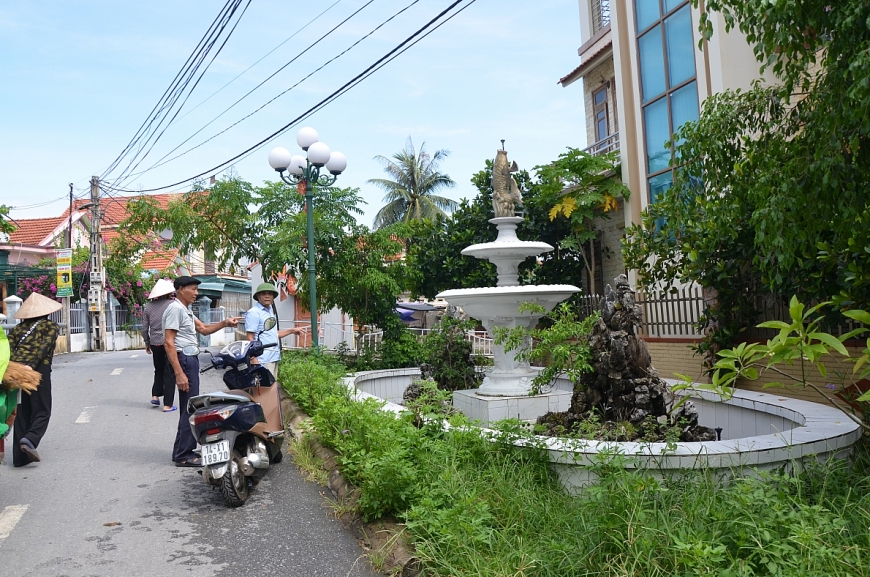 Đài phun nước có tổng kinh phí 648.174.707 đồng, xây xong không sử dụng được để cỏ mọc.