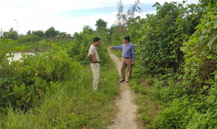  Ông Bùi Huy Minh (bên phải) trên đoạn đường gia đình ông thuê nhân công đắp phục vụ sản xuất, Nhà nước đã trả tiền đền bù GPMB nhưng ông Đào Văn Tạo “nhận hộ” đến nay vẫn chưa trả.