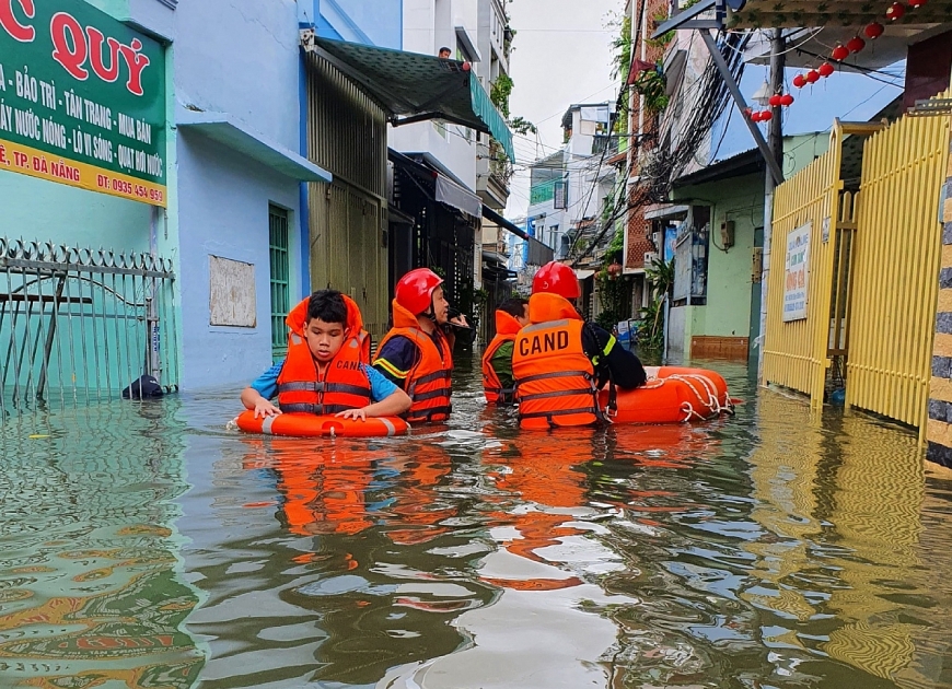 : Lực lượng công an đi từng nhà để hỏi thăm, hỗ trợ thực phẩm trong ngày 15/10