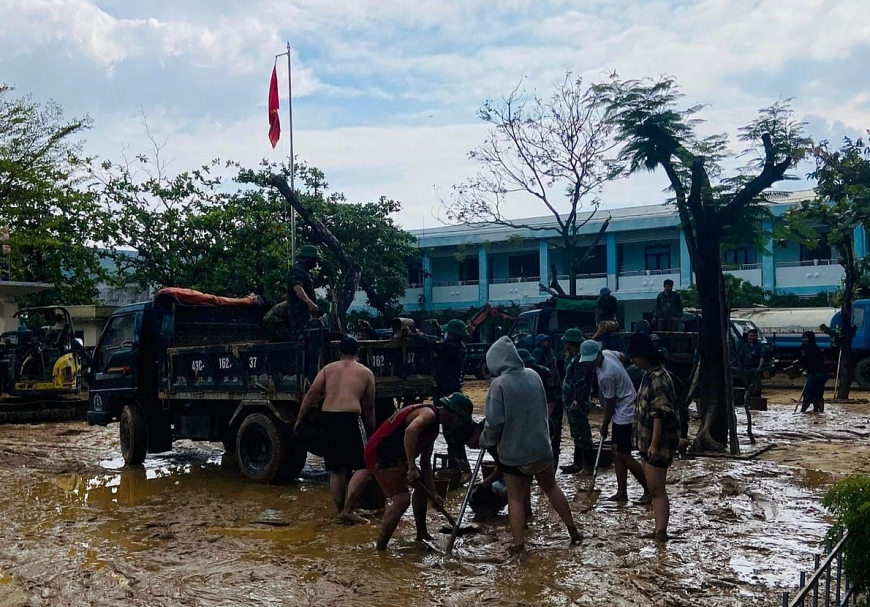 Người dân chung tay cùng các lực lượng chức năng dọn dẹp sau mưa lũ.