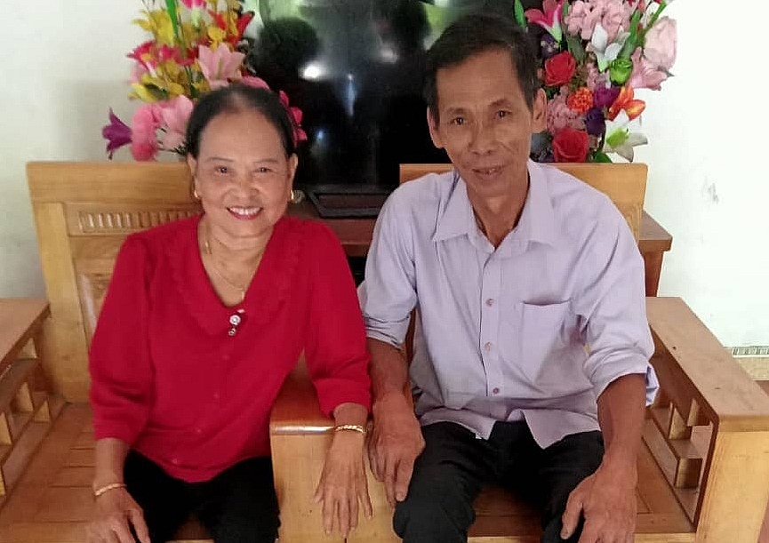 Ảnh 2-Hạnh phúc của ông bà Phúc-Thắm trong ngôi nhà mới xây.