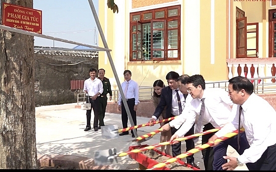 Bí thư tỉnh ủy cùng các đại biểu tham gia trồng cây lưu niệm trong khuôn viên nhà văn hóa xã