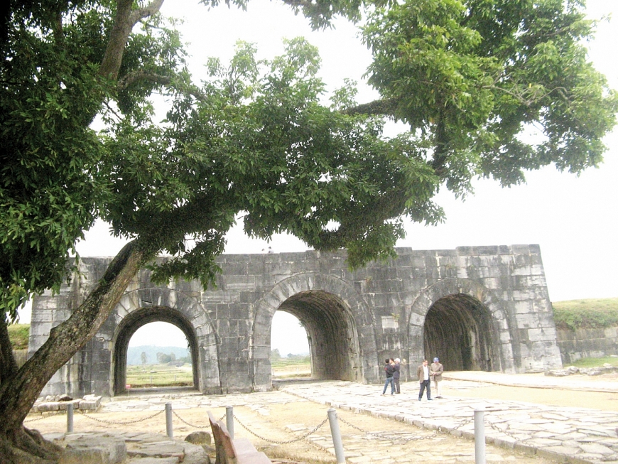 Mặt trước cổng vòm hướng Nam (cổng tiền)