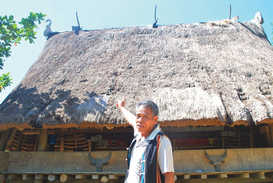 Già Tơngôl Aping giới thiệu chim thiêng trên nóc nhà gươl thôn Pà Ting, xã Tà Bhing, huyện Đông Giang, tỉnh Quảng Nam