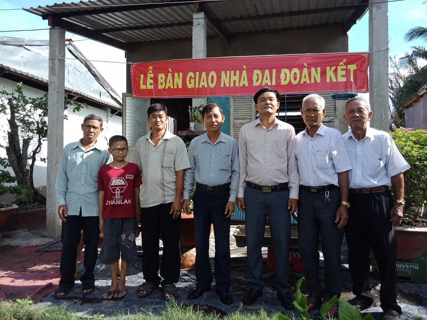Xã Tân Chánh Trao nhà Đại Đòan kết cho hộ nghèo