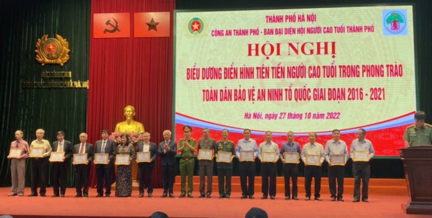 Ông Nguyễn Thế Toàn và lãnh đạo Công an Hà Nội trao Giấy khen của Giám đốc Công an TP cho các cá nhân điển hình tiên tiến